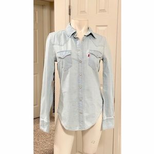Pearl snap light denim Levi’s button up BNWOT